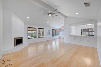 10229 Missel Thrush Dr in Austin, TX - Foto de edificio - Building Photo