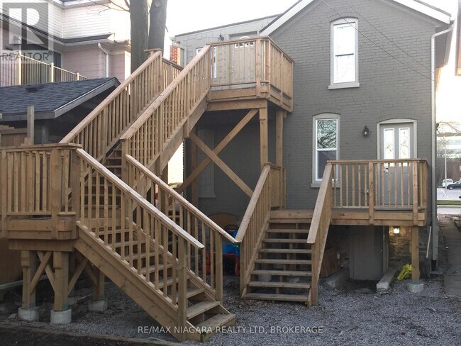 4686 Zimmerman Ave in Niagara Falls, ON - Building Photo - Building Photo