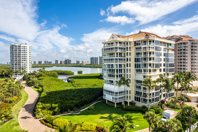 Beach House at Naples Cay in Naples, FL - Foto de edificio - Building Photo