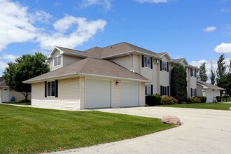 TRAILS END in Green Bay, WI - Foto de edificio - Building Photo