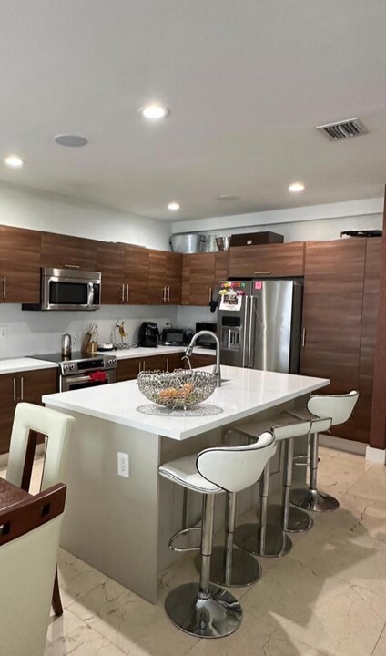 10423 NW 70th Ln in Doral, FL - Building Photo