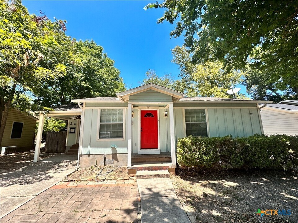 717 Barbara Dr in San Marcos, TX - Building Photo