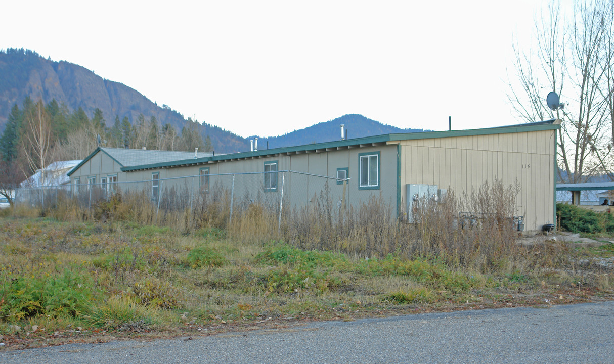 115 Quartzite Loop in Chewelah, WA - Building Photo