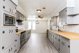 1523 Whitlock Dr in Benton, AR - Foto de edificio - Building Photo