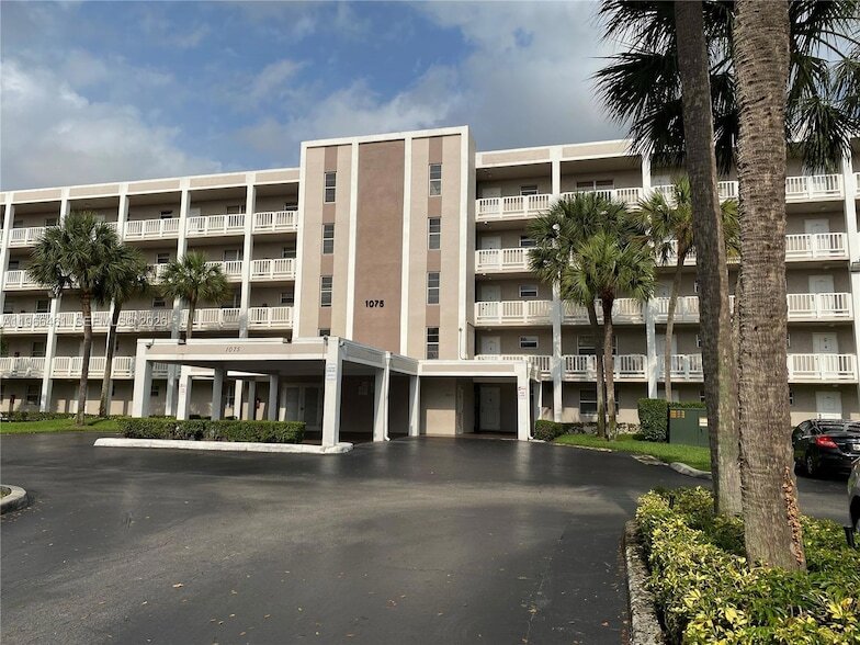 1075 Riverside Dr, Unit 405 in Coral Springs, FL - Foto de edificio