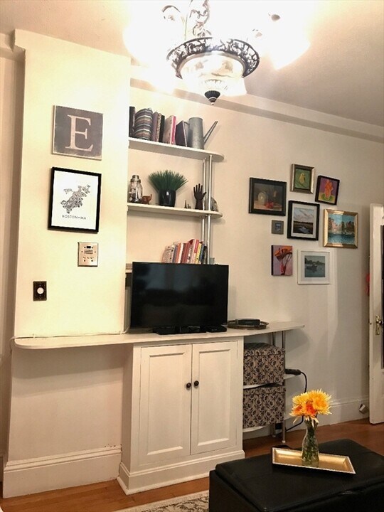 8 Garrison St, Unit 512 in Boston, MA - Building Photo