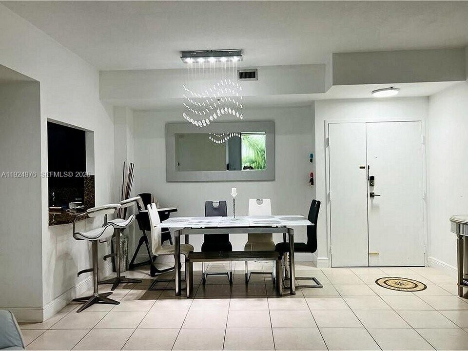 9805 NW 52nd St, Unit 502 in Doral, FL - Foto de edificio