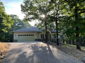 100 Salvatierra Way in Hot Springs, AR - Building Photo