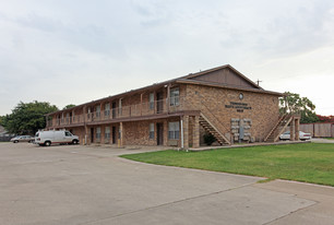 Thunderbird South Apartments in Irving, TX - Building Photo