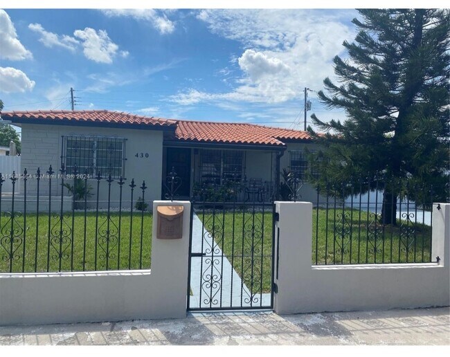 430 W 42nd St in Hialeah, FL - Building Photo - Building Photo