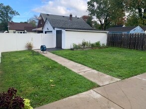 8302 Pershing Ave in Niagara Falls, NY - Foto de edificio - Building Photo