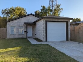 2995 Pecos St in Beaumont, TX - Building Photo