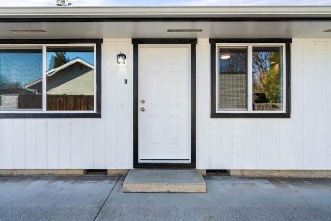 1028 W 11th St in Medford, OR - Building Photo - Building Photo