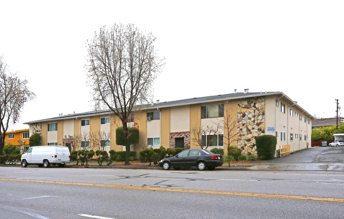 The Capri Apartments in Mountain View, CA - Building Photo