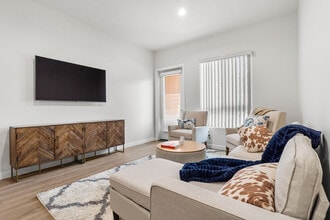 Pakeva in San Diego, CA - Foto de edificio - Building Photo