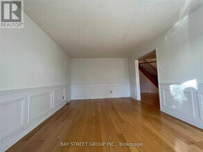 342 Carrier Ln in Oakville, ON - Building Photo - Building Photo