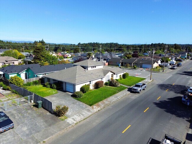 3651 E St-Unit -3651 in Eureka, CA - Foto de edificio - Building Photo