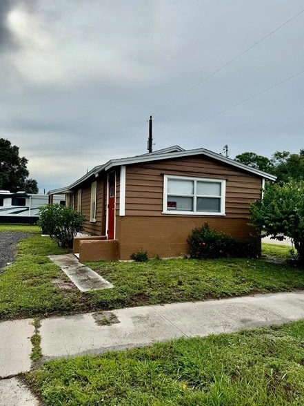 713 N 19th St in Fort Pierce, FL - Building Photo - Building Photo