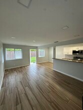 200 E Tiffany Dr in West Palm Beach, FL - Building Photo - Building Photo