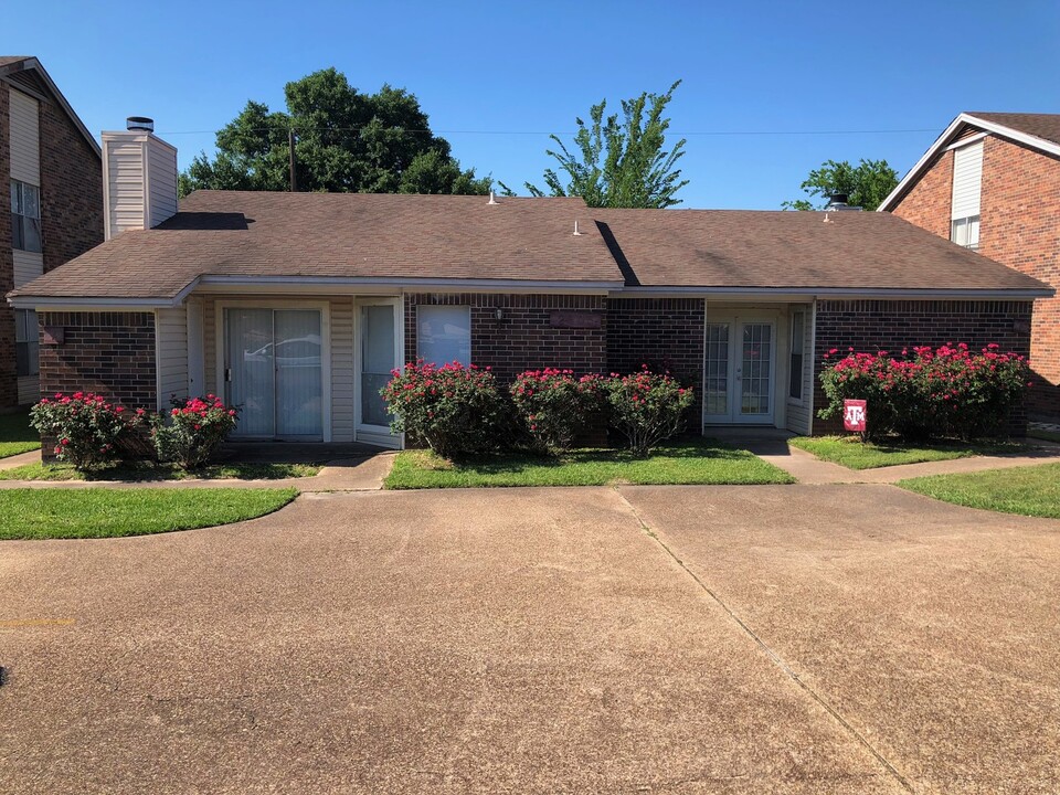 2605 Pecan Knoll St in Bryan, TX - Building Photo