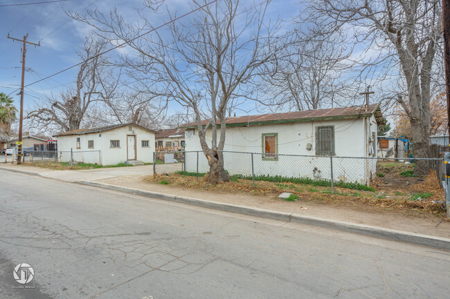 210 Beardsley Ave in Bakersfield, CA - Building Photo - Building Photo