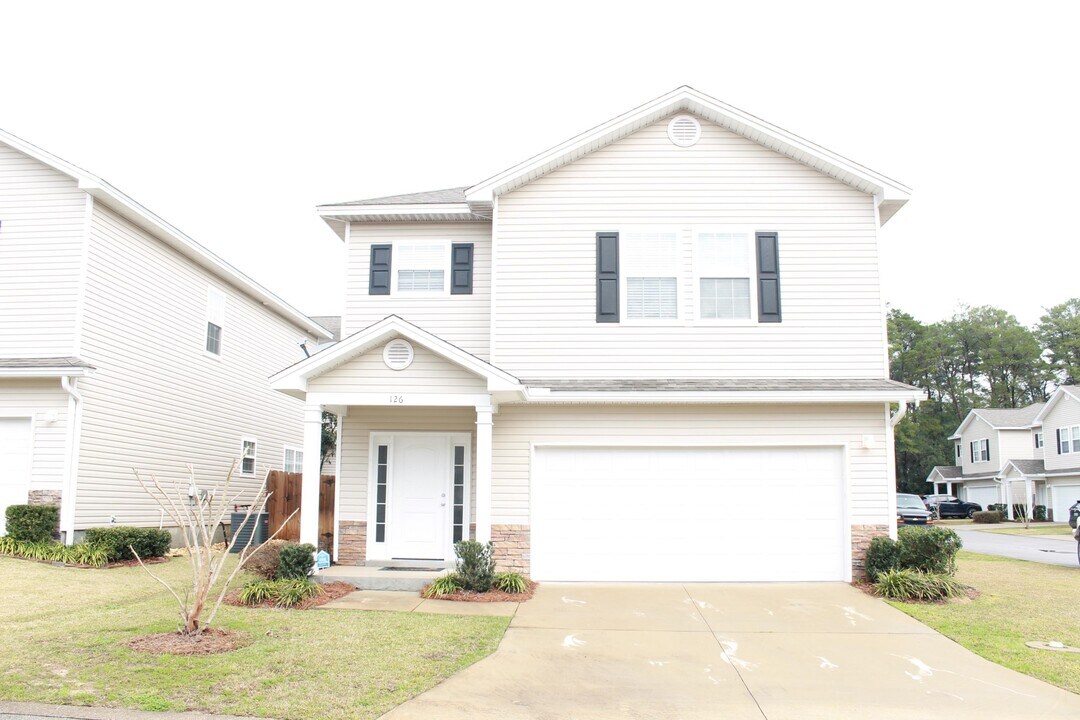 126 Farrah Ave in Niceville, FL - Building Photo