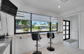 1736 NW 38th St in Oakland Park, FL - Building Photo - Building Photo