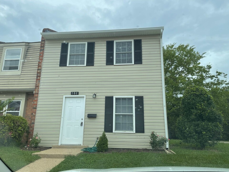 101 Hickok Cir in Fredericksburg, VA - Foto de edificio