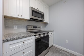 245 Edward J Roy Dr in Manchester, NH - Building Photo - Building Photo