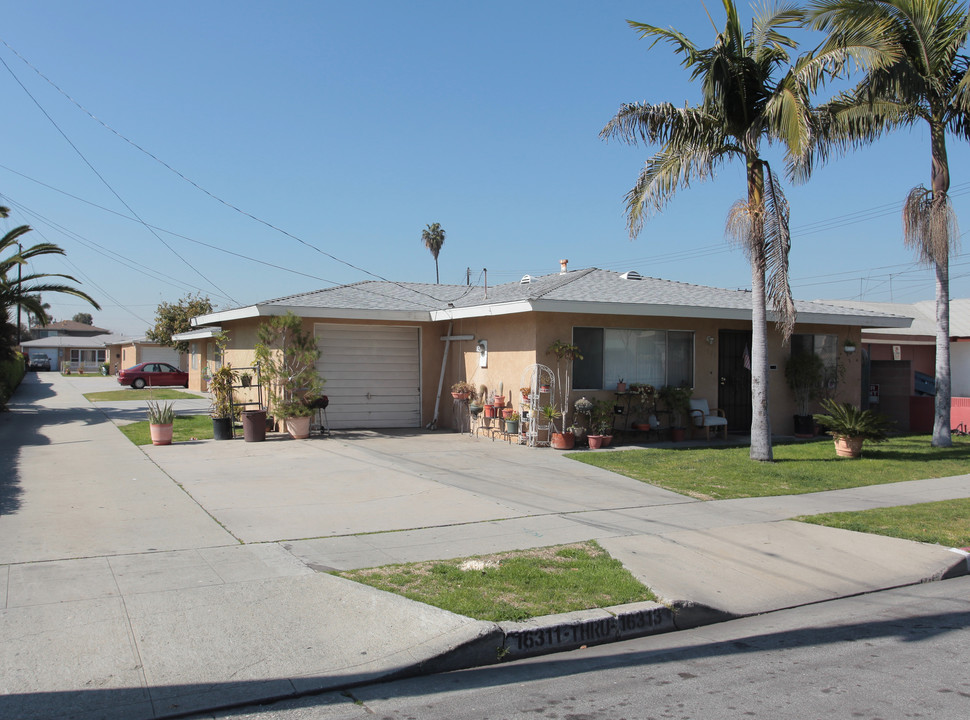 16301-16305 Cornuta Ave in Bellflower, CA - Building Photo