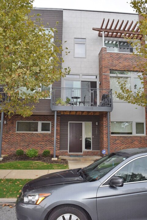 1247 W 75th St in Cleveland, OH - Foto de edificio