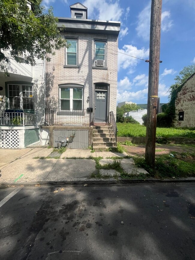 property at 543 S 6th St