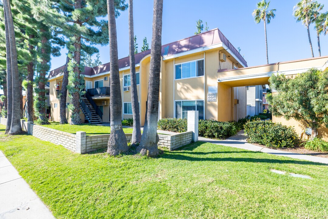 10029 Sepulveda Blvd in Mission Hills, CA - Foto de edificio