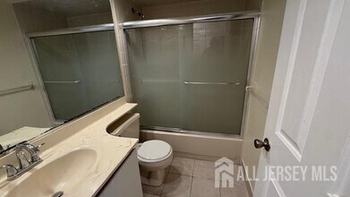 1008 Woodhaven Dr in Edison, NJ - Building Photo - Building Photo