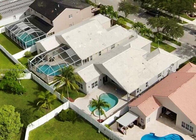 1021 Cedar Falls Dr in Weston, FL - Building Photo - Building Photo
