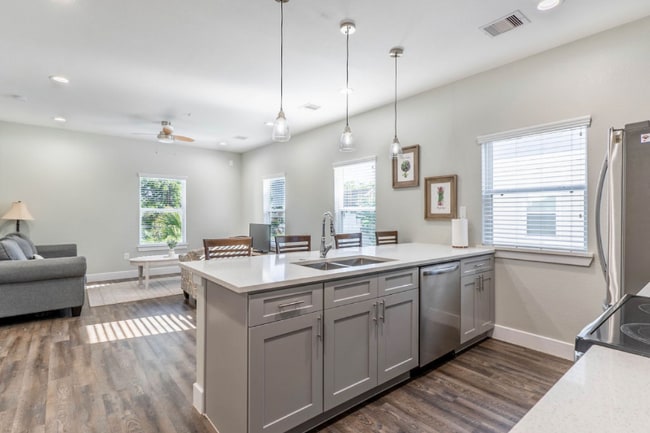 144 W 5th St in Kemah, TX - Building Photo - Building Photo