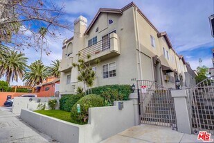 852 N Poinsettia Pl in Los Angeles, CA - Building Photo