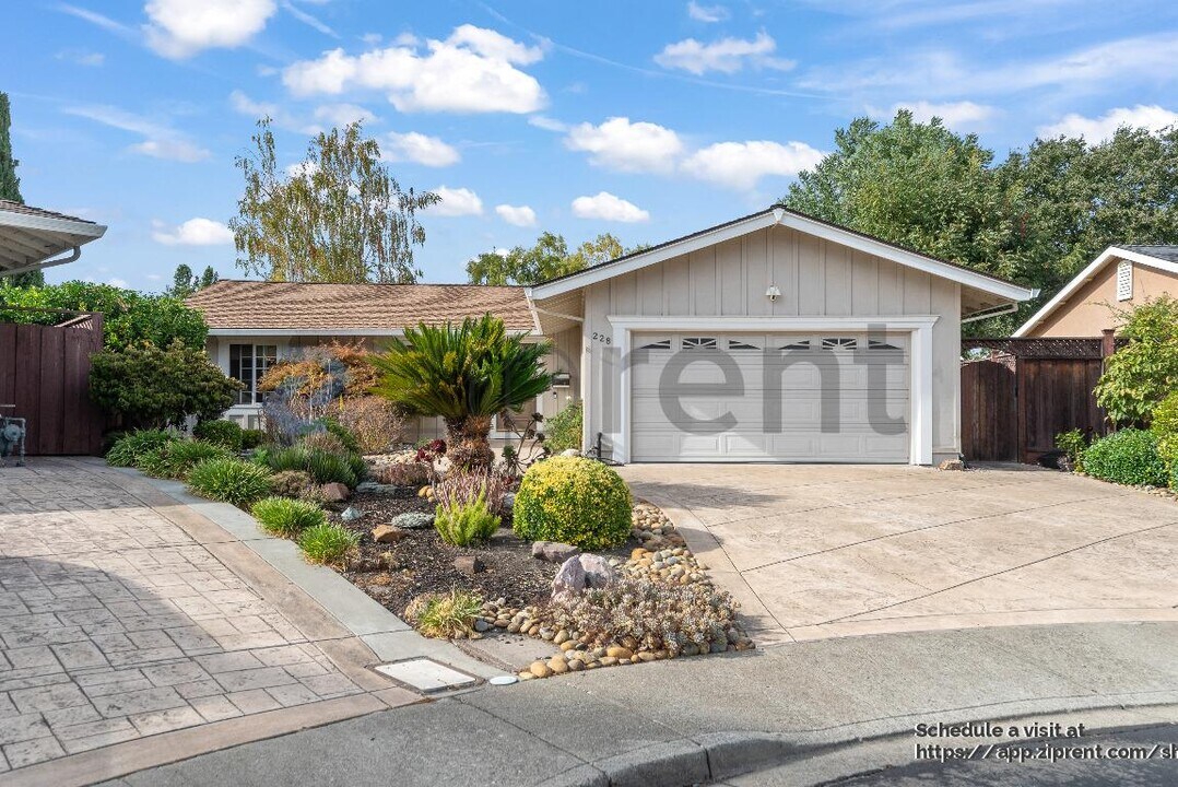 228 Chestnut Ct in San Ramon, CA - Building Photo