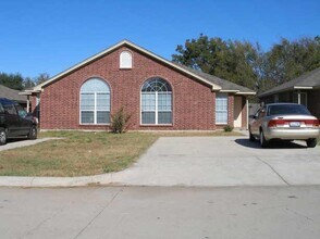 1718 Tina Marie Rd in Arlington, TX - Building Photo - Building Photo
