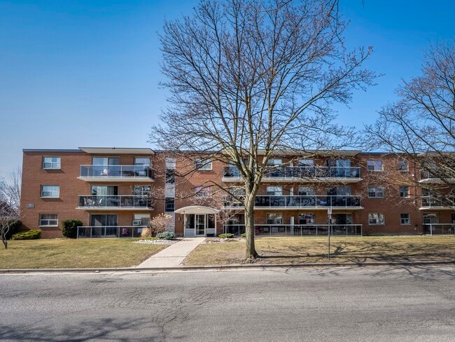 Dorchester Apartments in Sarnia, ON - Building Photo - Building Photo