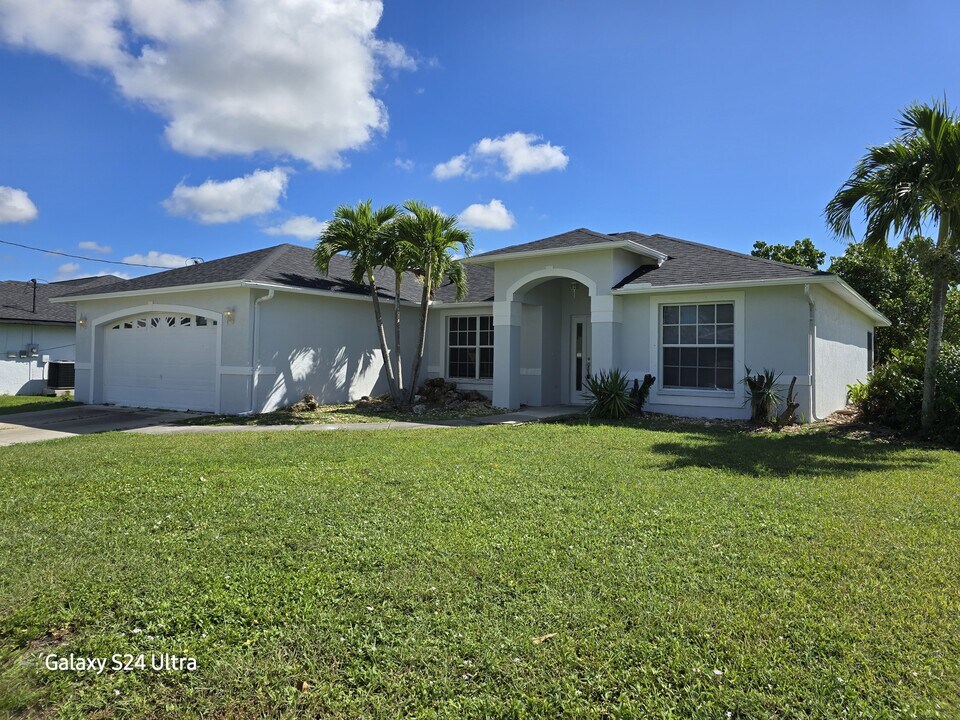 3809 SW 19th Pl in Cape Coral, FL - Building Photo