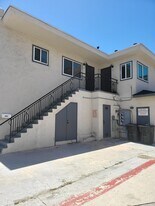 2950 Bayside Ln in San Diego, CA - Building Photo
