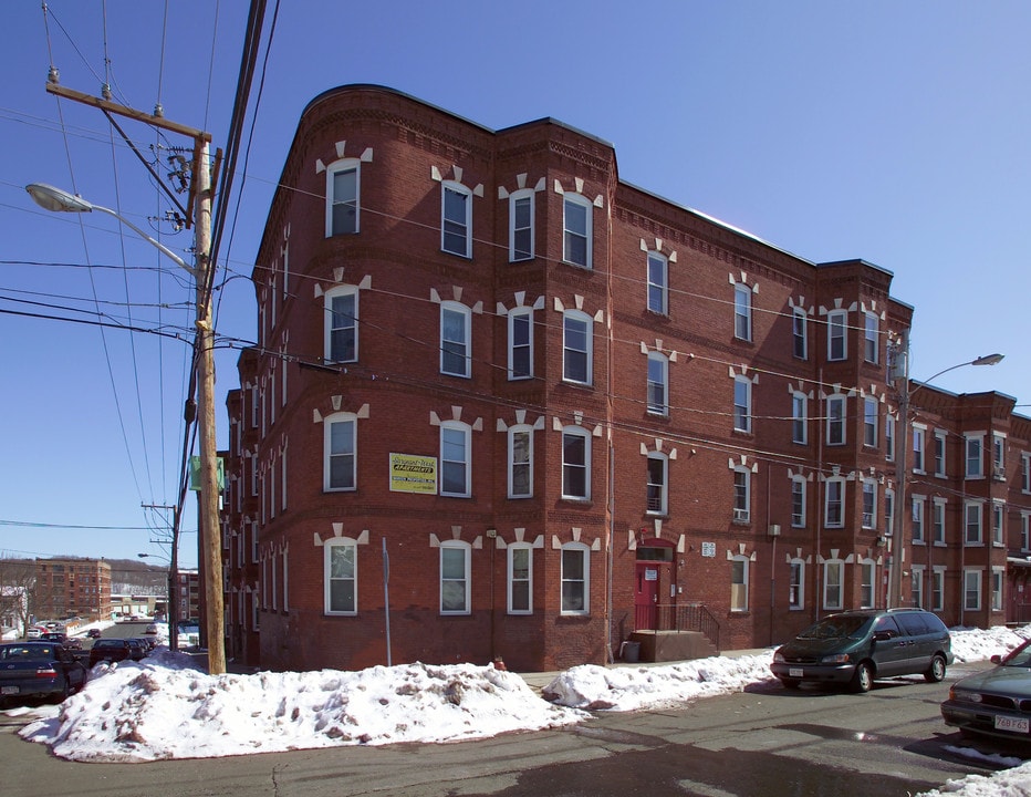 168 West St in Holyoke, MA - Building Photo