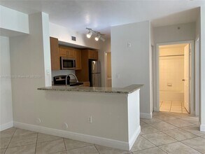 2586 Centergate Dr in Miramar, FL - Building Photo - Building Photo