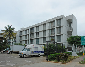 2847 Waialae Ave in Honolulu, HI - Building Photo - Building Photo