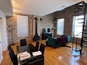 2129 N Southport Ave, Unit 2 in Chicago, IL - Building Photo - Building Photo