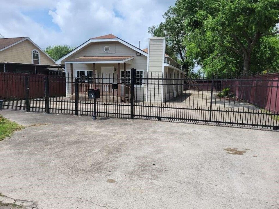 826 Hahlo St in Houston, TX - Building Photo