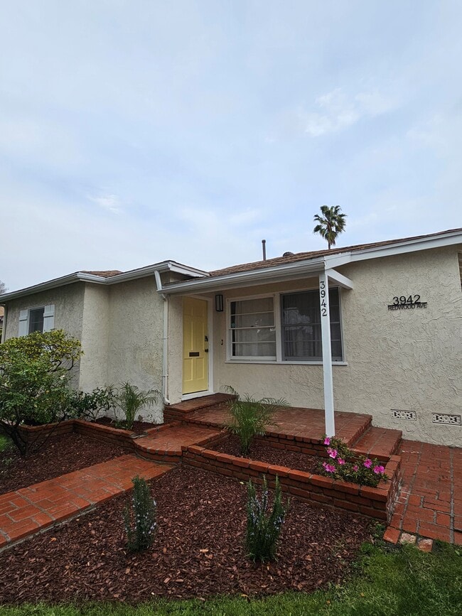 property at 3942 Redwood Ave