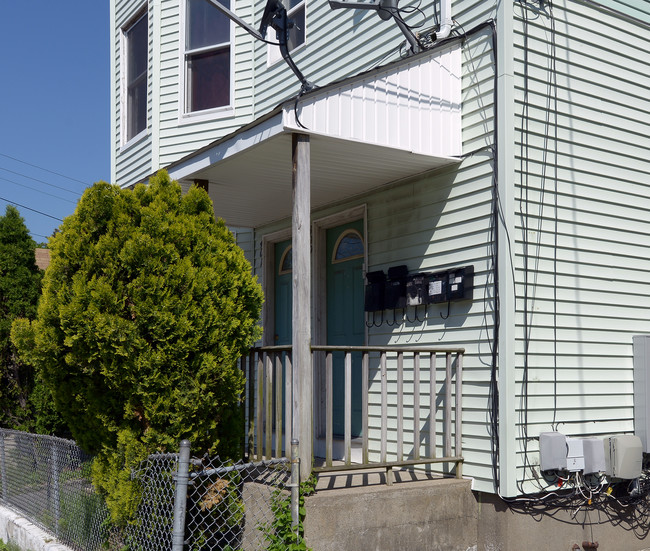 399-401 Central St in Central Falls, RI - Foto de edificio - Building Photo