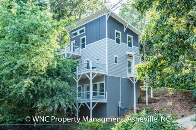 14 Moore Ave in Asheville, NC - Foto de edificio - Building Photo